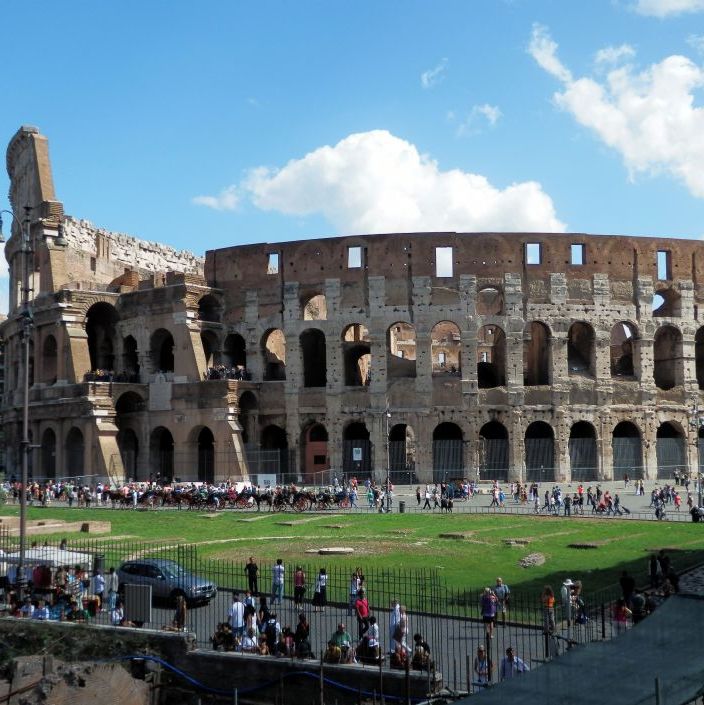 Colosseum blev påbegyndt i år 72 e.Kr af Kejser Vespasian og blev færdig under Kejser Titus i år 80 e.Kr.