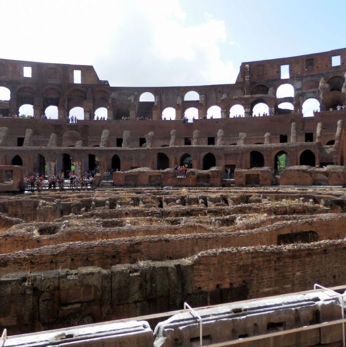 Colosseum kan rumme mellem 50-80.000 tilskuere og er det største amfiteater bygget i den tid.