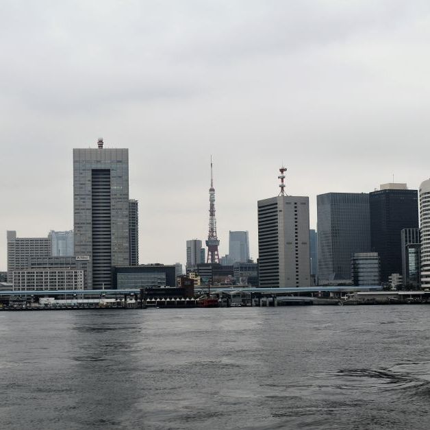 Sejltur fra Hamarikyu have mod Odaiba Park. Her ser vi Tokyo Tower i midten som er et kommunikationstårn beliggende i Shiba Park, Tokyo, Japan. Det ligner Eiffeltårnet lidt, men er med sine 332,6 meter lidt højere.