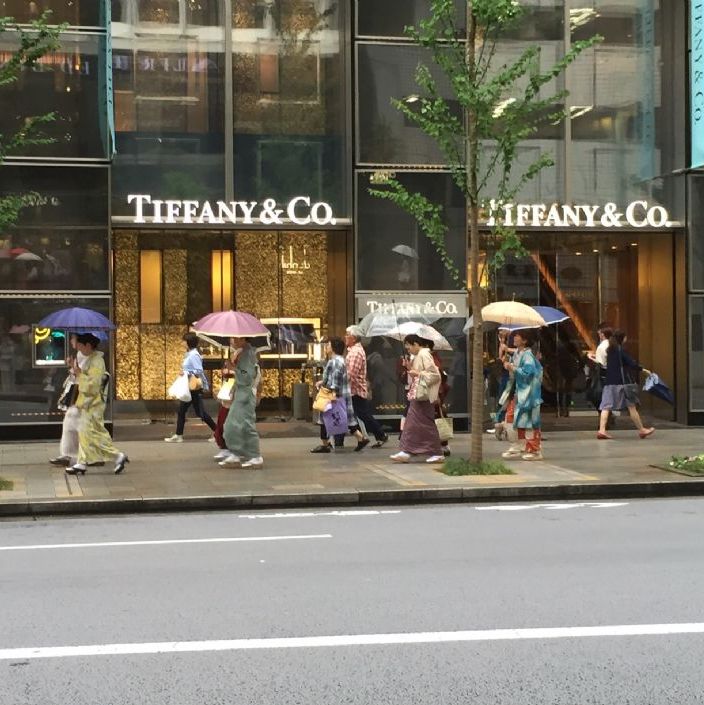 En lille flok Japanske kvinder i Kimono, på Tokyos dyre shoppings gade i Ginza distriktet.