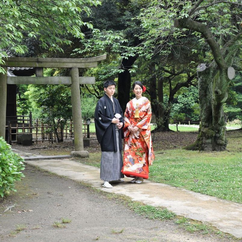Hamarikyu Gardens, brydepar foran Kyū Inao Shrine til fotografering.