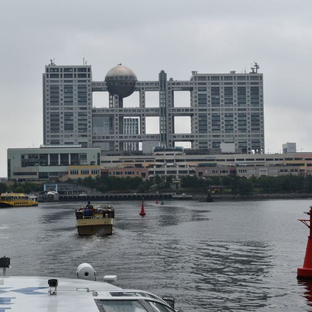 Fuji Television hovedkvarter er en af verdens mest futuristiske bygninger med HACHITAMA Spherical Observation Room.