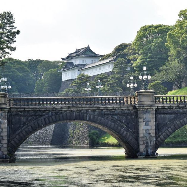 The Imperial Palace i Tokyo foran er Seimon Ishibashi bridge, som er porten til Paladset.