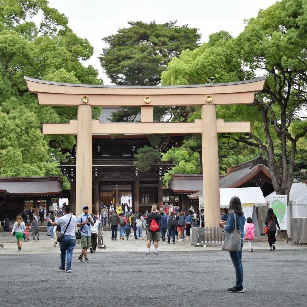Meiji Jingu-helligdommen er nok den mest populære helligdom i Tokyo og blev opført til minde om Kejser Meiji, som var den første leder i Japan, efter at Tokugawa-shogunatet blev væltet.