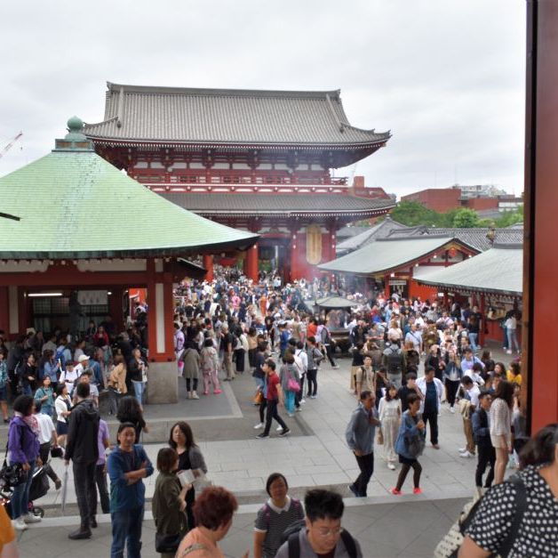 Sensō-ji helligdommen med udsigt til Hōzōmon porten som blev opført i 942 eft. kr.