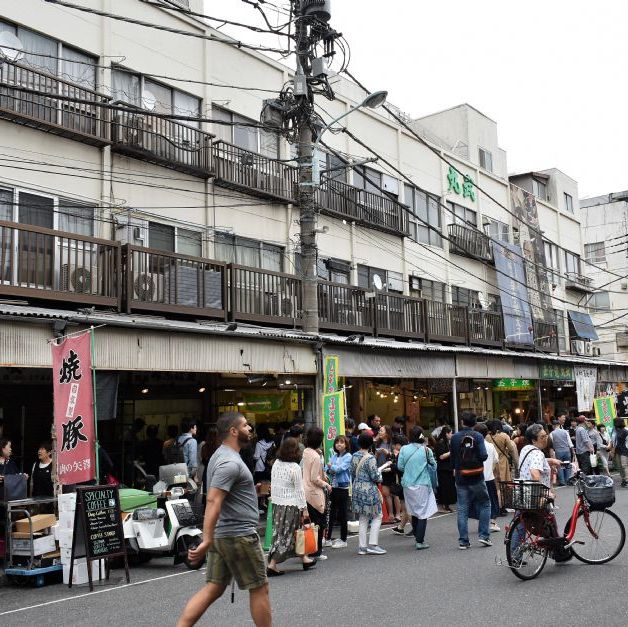 Tsukiji gamle fiskemarked. Nu er det mere en turistattraktion hvor du kan køber alt muligt, men stadig fisk. Der er også små restauranter.