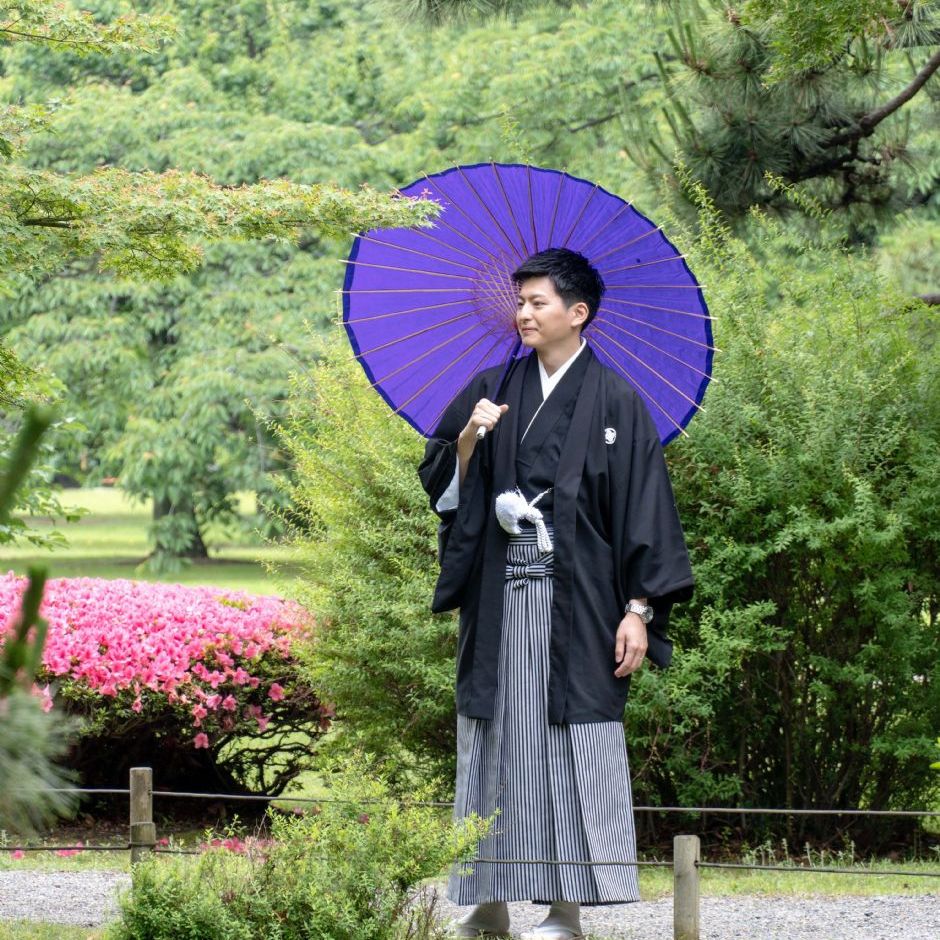 Hamarikyu Gardens, en mandlig brudgom i Japansk traditionel beklædning.
