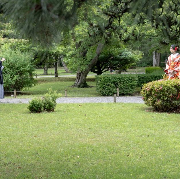 Hamarikyu Gardens, brudepar i traditionel japansk beklædning.