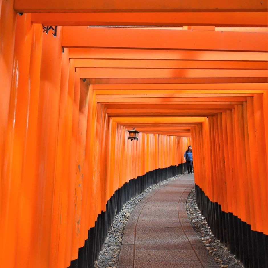 Fushimi Inari helligdommen.
Senbontorii, her står de tæt, der skulle være mere end 10000 porte.