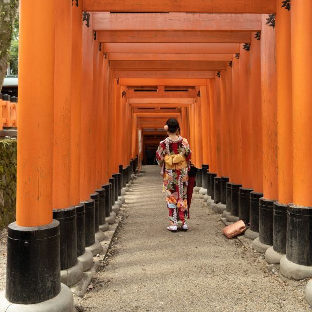 Fushimi Inari helligdommen.
Senbontorii. En kvinde i Kimono