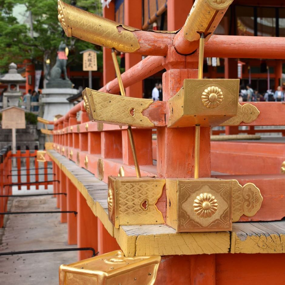 Fushimi Inari helligdommen. Beskyttelse af træ endestykkerne er smukt udført.