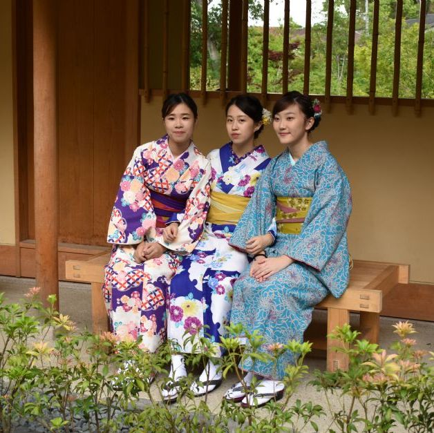 Fushimi Inari helligdommen. Et par kønne japanske kvinder i kimono.