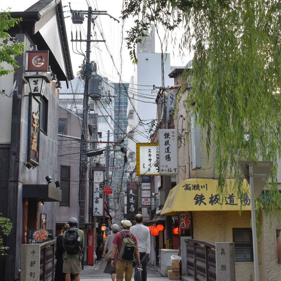 Pontocho Alley, man forundres over det lednings roderi når Japan er så langt teknologisk.