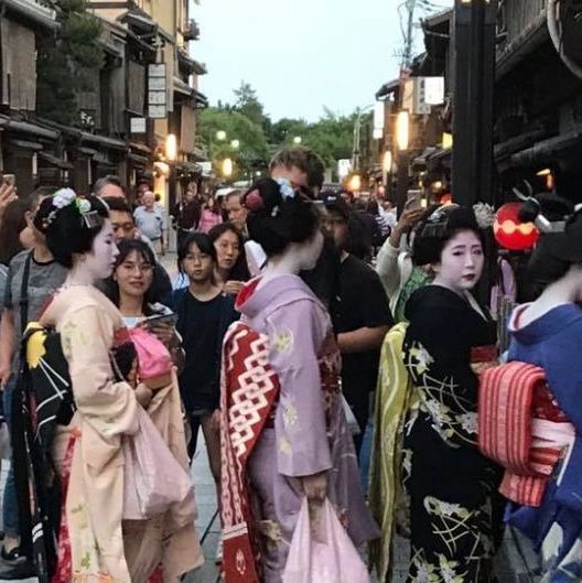 Geisha'er er IKKE prostituerede, det er kvindelige underholdere som har en op til 5 års uddannelse.