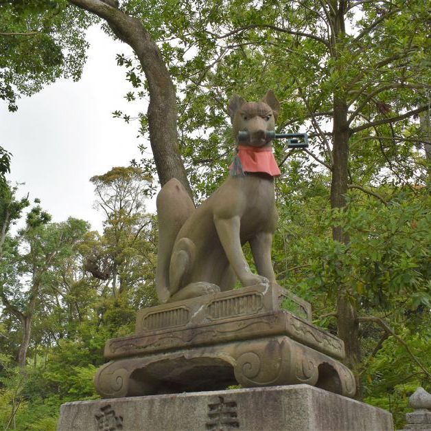 Fushimi Inari helligdommen. Ræv (Kitsune) med en nøgle i munden.