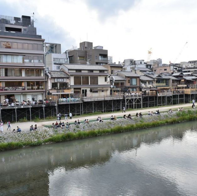 Kyoto. Restauranter på pæle ved flode Kamo