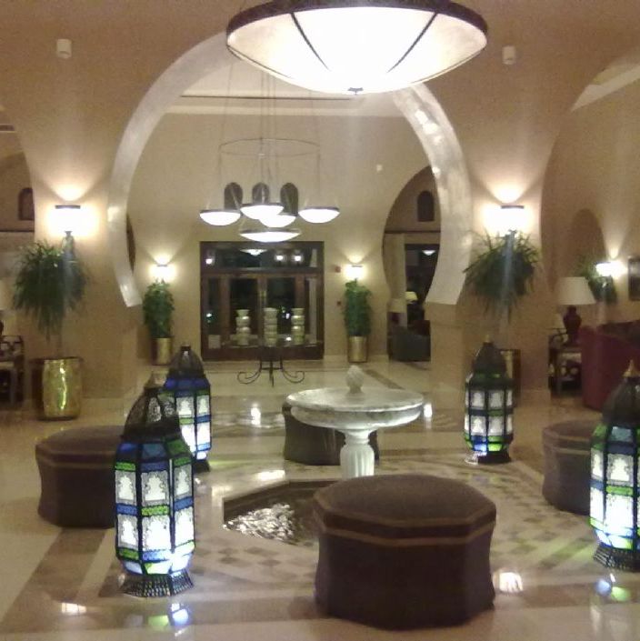 Egypt - Sharm el Sheik.
Traditionel arabisk og marokkansk arkitektur kombinerer ørkenpasteller, palmer og store buer.