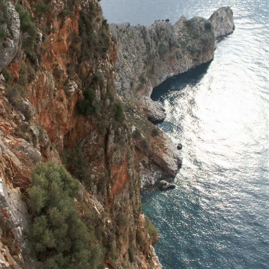 Alanya - Borgen. Udsigt ned over klipperne.