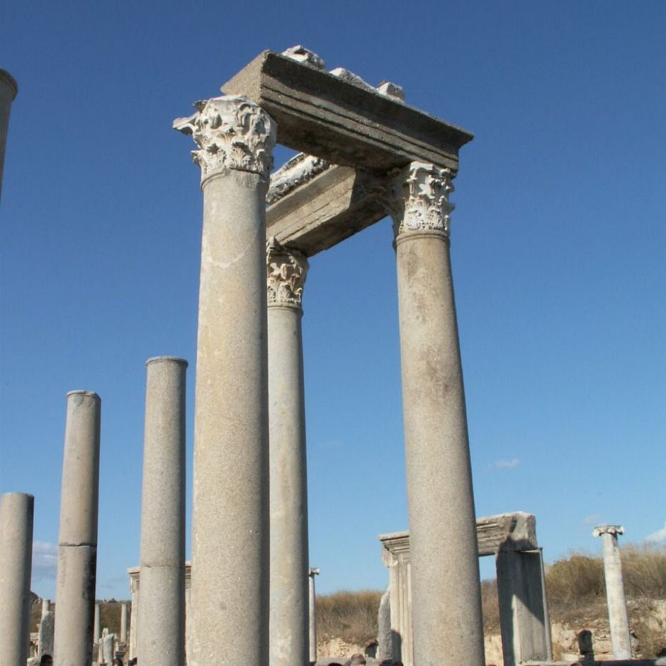 Alanya - Perge.
De velbevarede ruiner er hovedsagelig fra hellenistisk og romersk tid, ca. 300 f.Kr.-300 e.Kr.