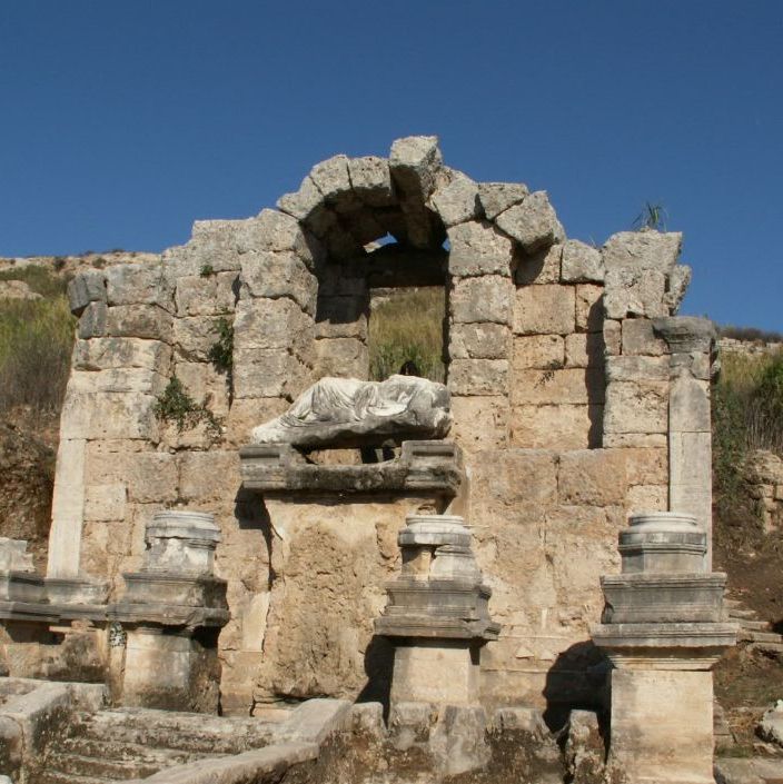 Alanya - Perge.
Byens vigtigste helligdom var viet til gudinden Artemis.