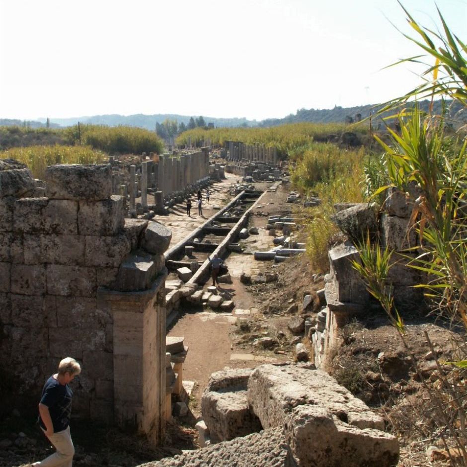 Alanya - Perge.
Perge er inkluderet i UNESCOs midlertidige verdensarvliste takket være betydningen af de ruiner og artefakter, der blev fundet i udgravningerne.