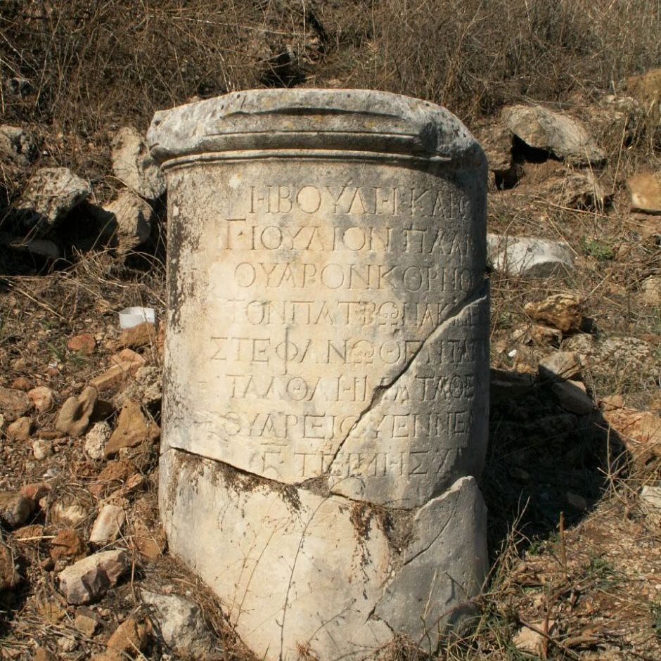 Alanya - Perge. Rest af en søjle med skrift.