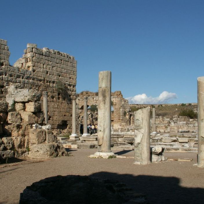 Alanya - Perge. Bymuren og byporten, et romersk teater, stadion og en romersk hovedgade er flankeret af søjlerækker.