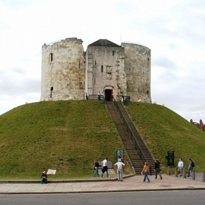 York. Cliffords tower blev bygget i 1068-69 som en del af et større kompleks som blev brugt til omkring 1684. Tårnet blev brugt som fængsel til 1820.