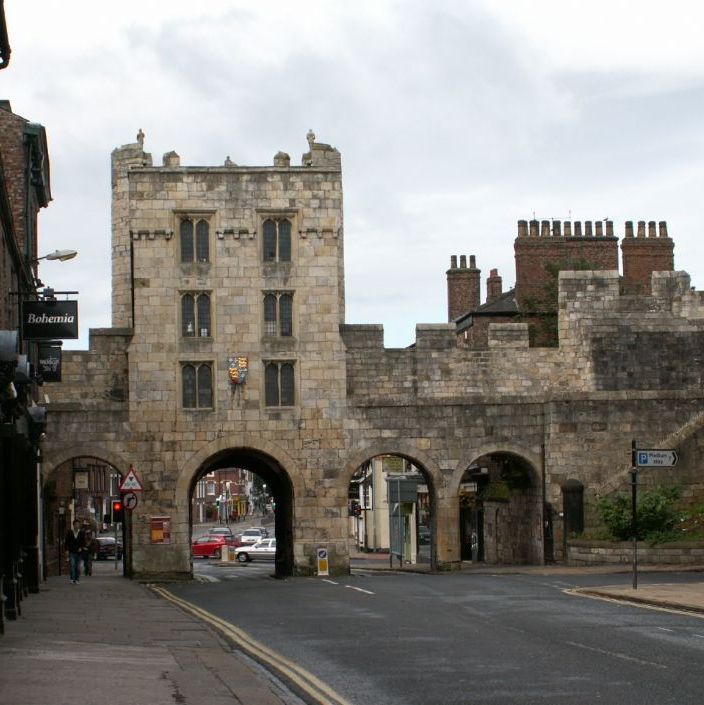 York. Micklegate ligger på vestsiden af floden Ouse. Micklegate blev bygget i 12 og 14 hundrede tallet.