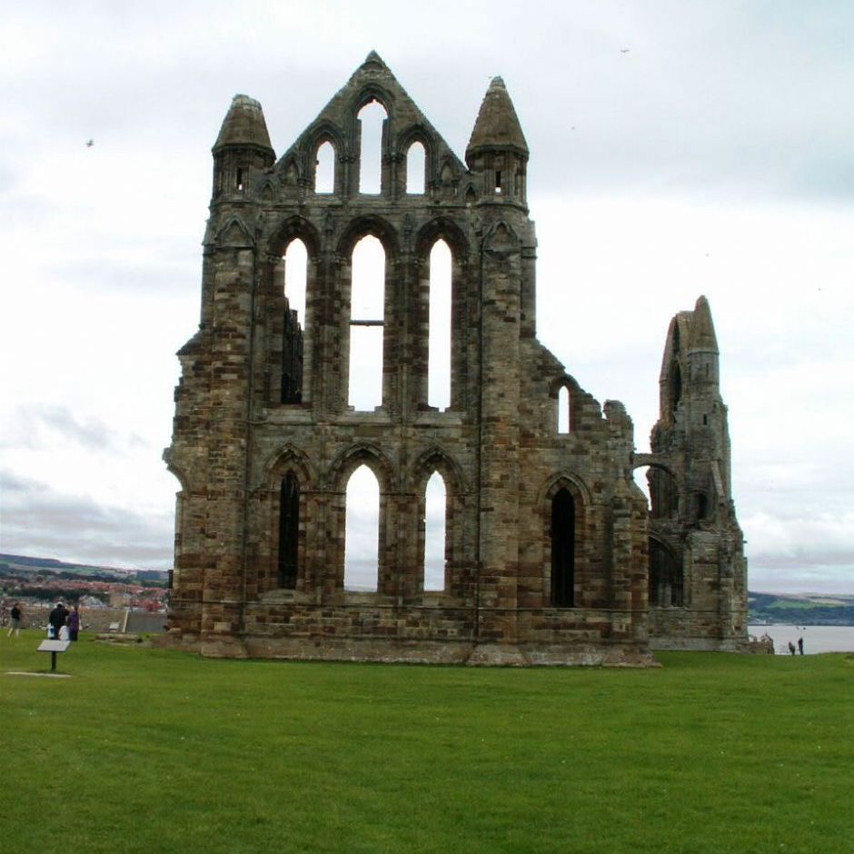 Whitby var centrum af det middelalderlige Northumbrian rige. Det første kloster blev grundlagt i 657 e.Kr. i den angelsaksiske æra af Kongen af Northumbria, Oswy