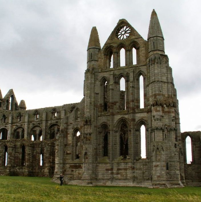 Whitby Abbey. Benediktinerklosteret trivedes i århundreder, et center for læring. Dette andet kloster blev ødelagt af Henry VIII i 1540 under klosternes opløsning.