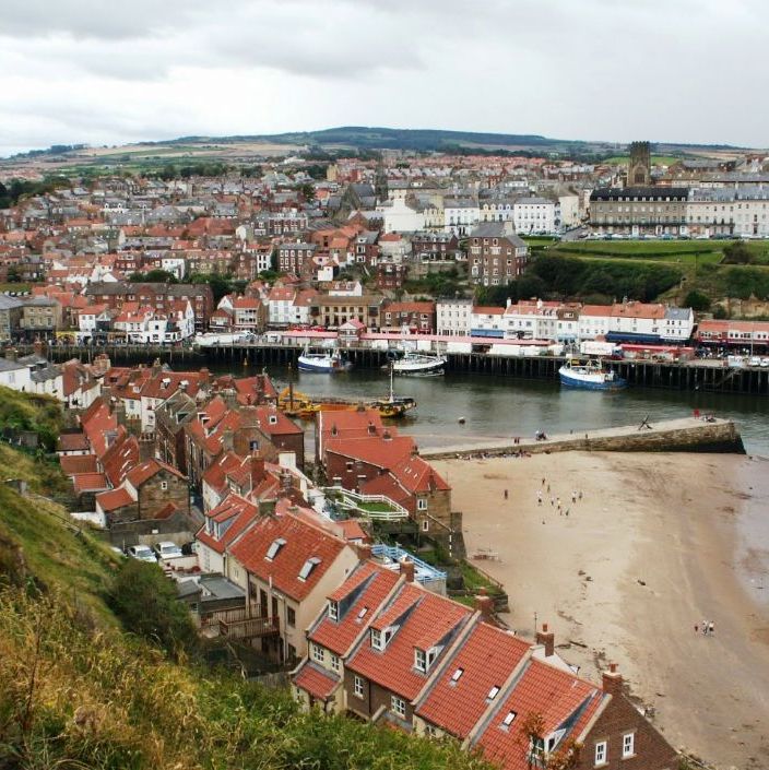 Whitby by, en lille hyggelig by på vestsiden af England.