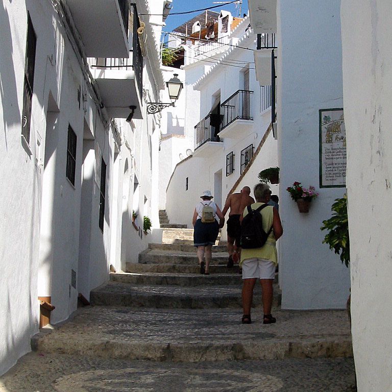 Spanien.
Frigiliana er kendt for sit moriske gamle kvarter og smalle gader dekoreret med keramiske mosaikker.