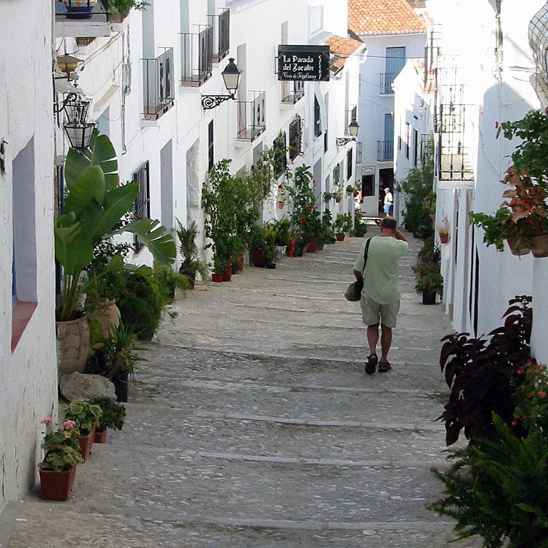 Spanien.
Frigiliana, smalle gade.