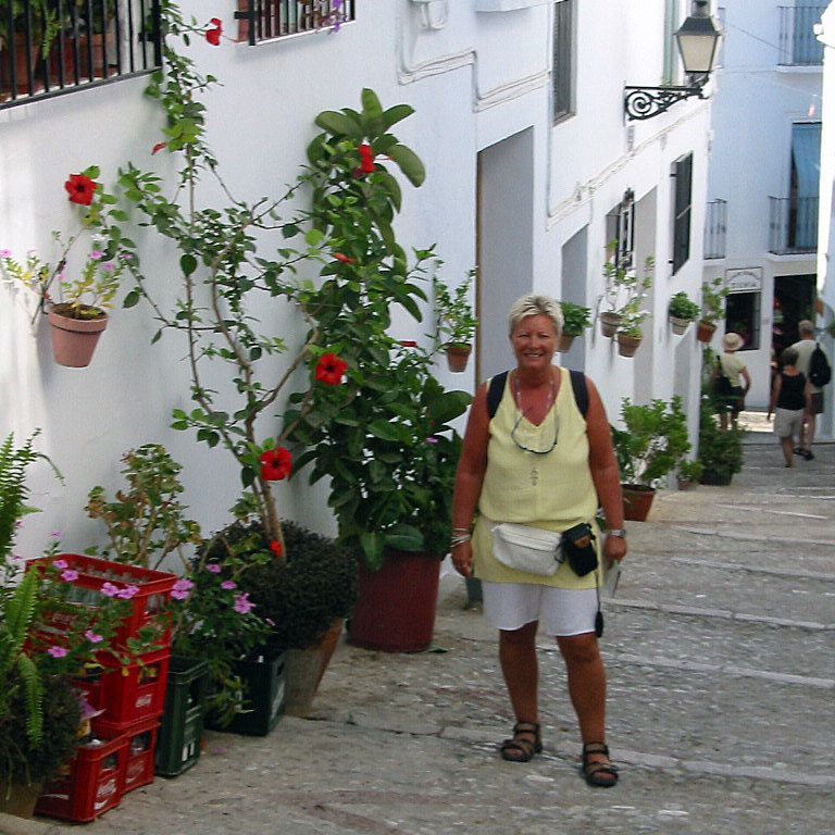 Spanien.
Frigiliana, smalle gade og smukke blomster.