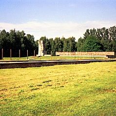 Stutthof koncentrationslejr.
Vagttårn og krematorium i den gamle lejr.