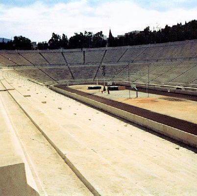Athen.
Det er rekonstrueret fra resterne af det oldgræske stadion på stedet, og Panathinaiko er det eneste større stadion i verden, som er bygget helt af hvid marmor.