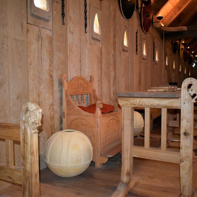 Sagnlandet Lejre.
Kongehallen
The Viking Kings Hall.
Kongens sæde.
The Koíngs seat.