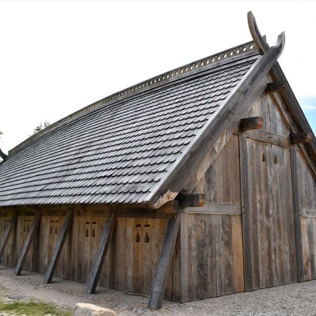 Sagnlandet Lejre.
Mindre udhus til Kongehallen.
Smaller storage hall.