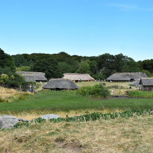 Sagnlandet Lejre.
Jernalder landsbyen Lethra.
Iron age Village Lethra