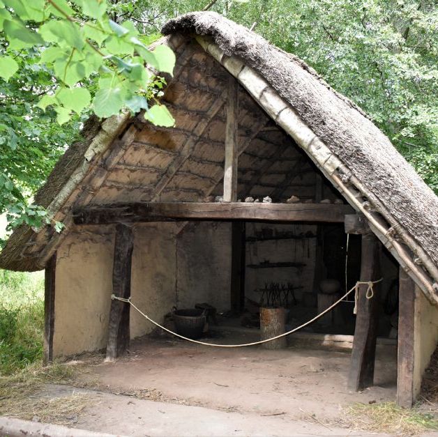 Sagnlandet Lejre.
Jernalder landsbyen Lethra.
Jernaldersmedjen.
Iron Age smithy.
