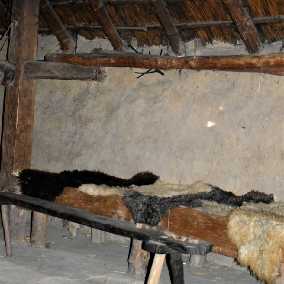 Sagnlandet Lejre.
Jernalder landsbyen Lethra.
Iron age Village Lethra, indside one of the houses.