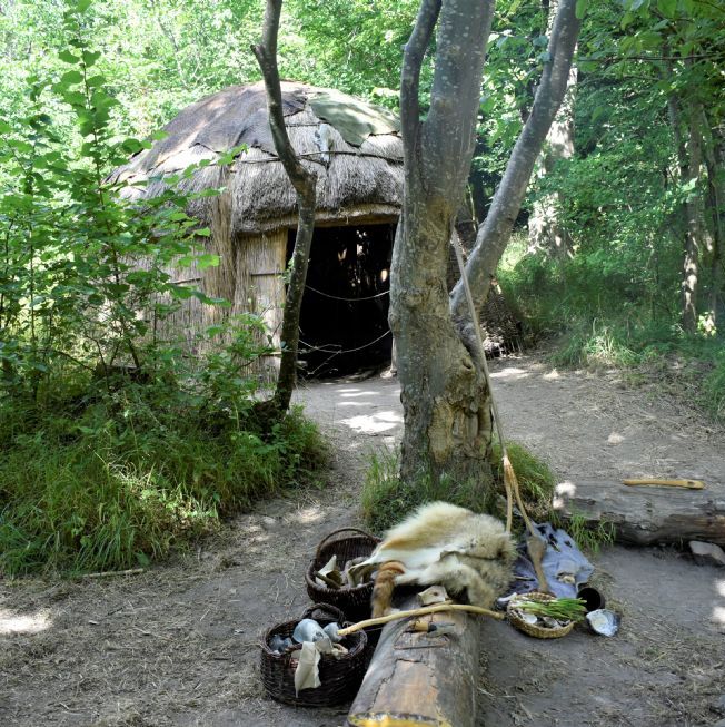 Sagnlandet Lejre.
Stenalder bopladsen Athra - Ertebøllehytter.
Mesolithic Stone Age settlement.