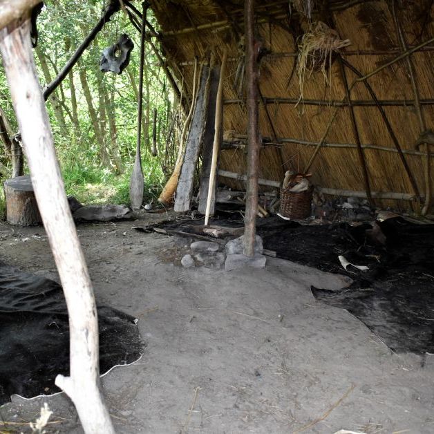Sagnlandet Lejre.
Stenalderhytten Traha - Maglemosehytte.
Inside Aurochs Hunter Hut