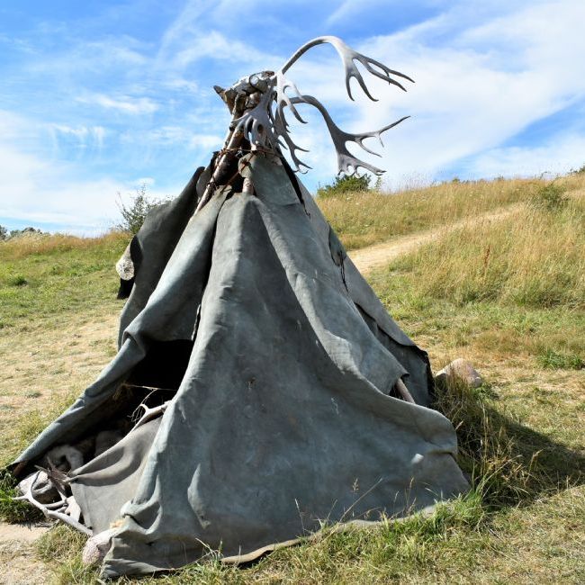 Sagnlandet Lejre.
Stenalderhytten Ranaa - Istidsjæger telt.
Ice Age Hunter tent.