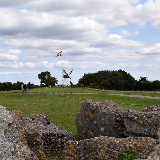Dybbøl Mølle.
Resterne af Düppel Denkmal og udsigt til Dybbøl Mølle.