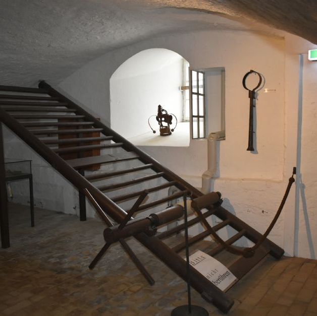 Glücksburg slot.
I kælderen var der nogle forfærdelige tortur rum med de forskellige instrumenter som var blevet brugt.