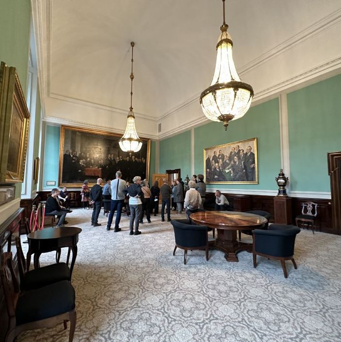 Christiansborg Slot
Samtaleværelset bruges, når Folketinget får officielle gæster. - stort, prangende og flotte malerier.