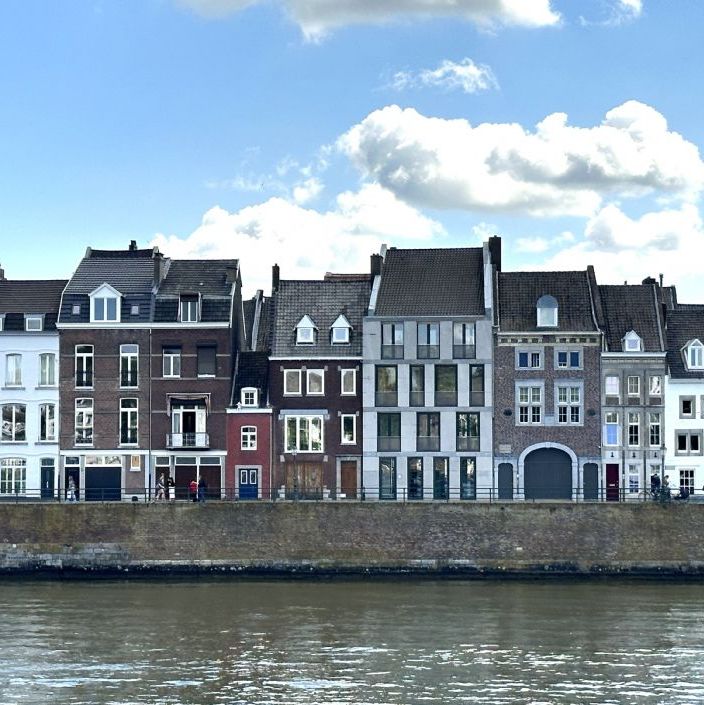 André Rieu koncert i Maastricht Holland.
Udsigt til Hollandske huse fra Flodbåden. Se det lille røde.