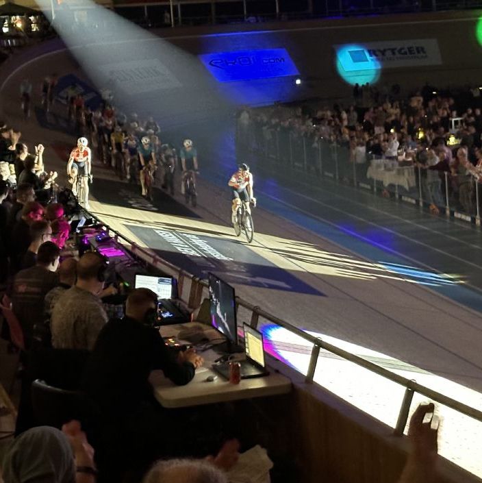 3 dages løb - Ballerup Super Arena.
Paradekørsel, de 2 forreste er Michael Mørkøv, hvid hjelm og Tobias Aagaard Hansen, som par nr. 7